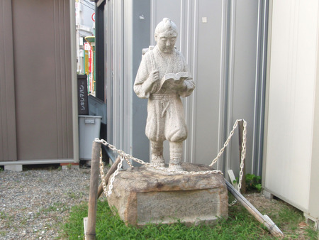 南桜塚交差点にある金次郎像が必死で読書してる雰囲気になってる | TNN